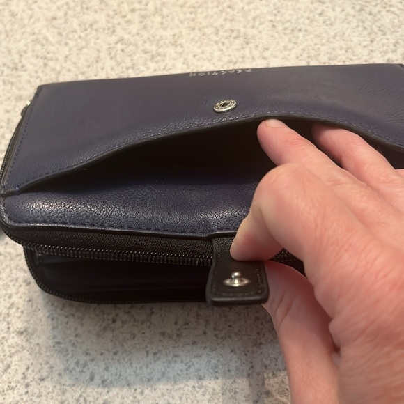 Reaction Kenneth Cole Navy blue wristlet wallet - Picture 7 of 10